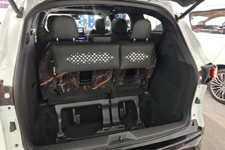 Used Toyota Granvia 2024 2.5L Hybrid Luxury Edition Trunk