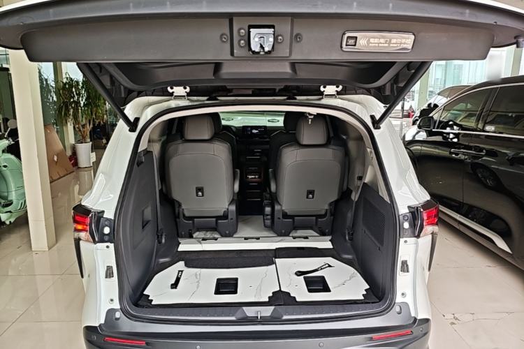 Used Toyota Granvia 2024 2.5L Hybrid Comfort Edition Trunk
