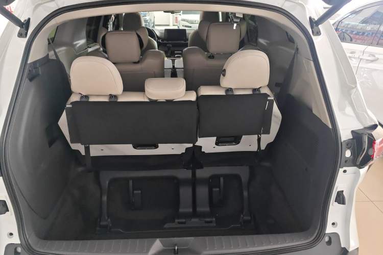 Used Toyota Granvia 2024 2.5L Hybrid Comfort Edition Trunk