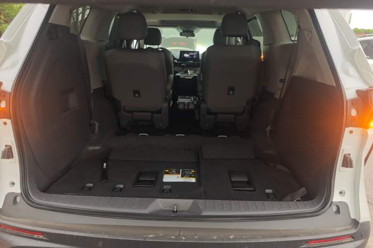 Used Toyota Granvia 2024 2.5L Hybrid Comfort Edition Trunk