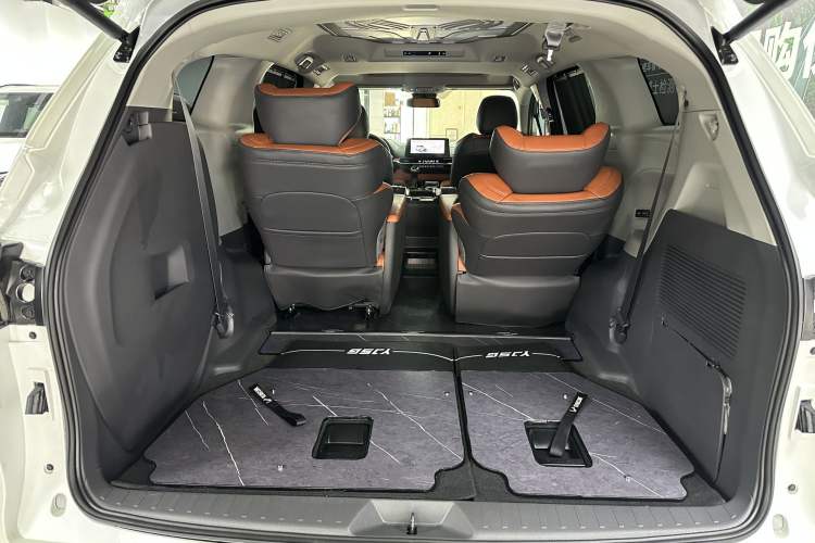 Used Toyota Granvia 2024 2.5L Hybrid Comfort Edition Trunk