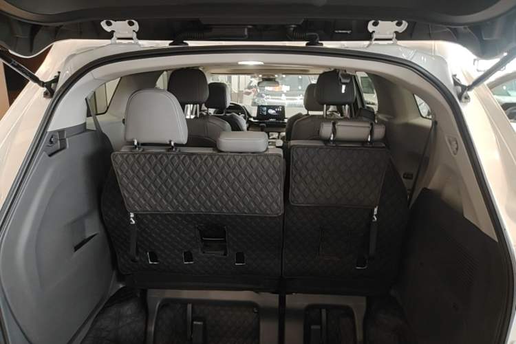 Used Toyota Granvia 2024 2.5L Hybrid Comfort Edition Trunk