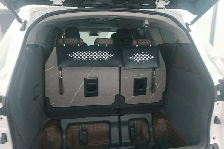 Used Toyota Granvia 2024 2.5L Hybrid Comfort Edition Trunk