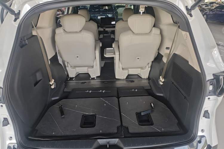 Used Toyota Granvia 2024 2.5L Hybrid Prestige ULTRA Edition Trunk