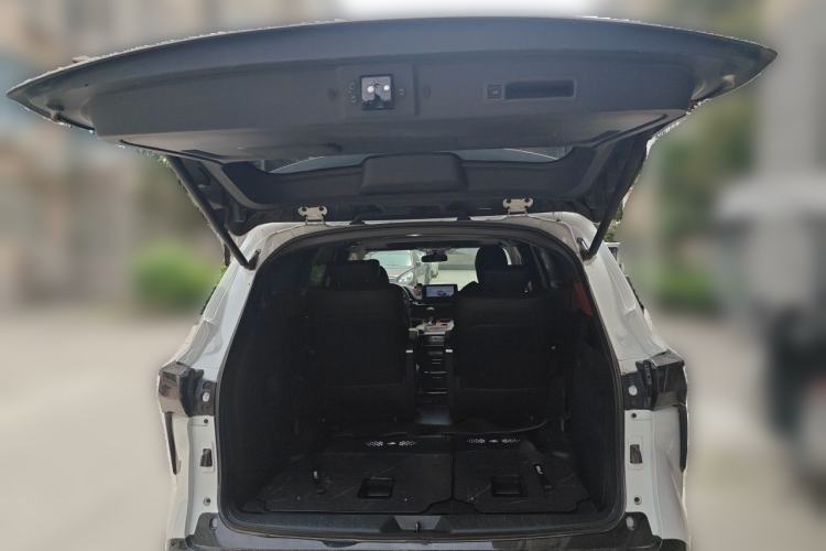 Used Toyota Granvia 2024 2.5L Hybrid Luxury Edition Trunk