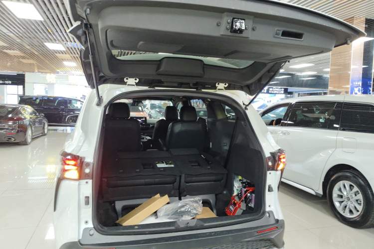 Used Toyota Granvia 2024 2.5L Hybrid Comfort Edition Trunk