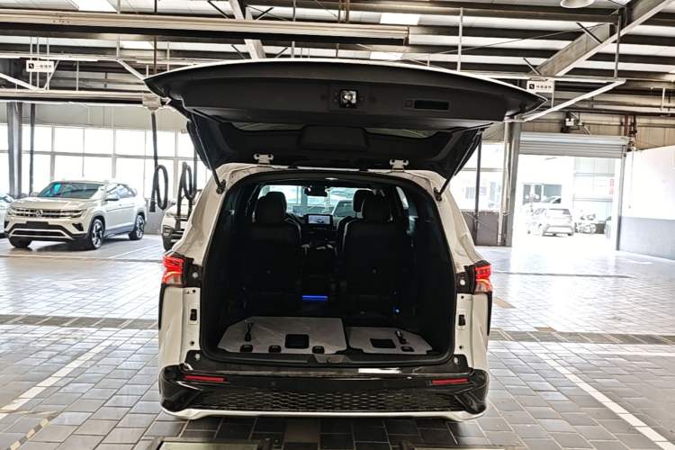 Used Toyota Granvia 2024 2.5L Hybrid Luxury Edition Trunk