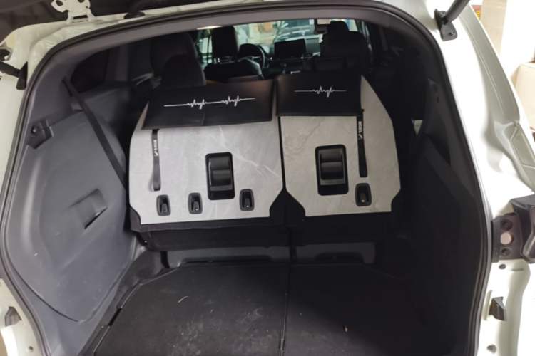 Used Toyota Granvia 2024 2.5L Hybrid Luxury Edition Trunk