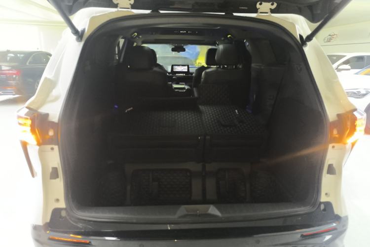 Used Toyota Granvia 2024 2.5L Hybrid Luxury Edition Trunk