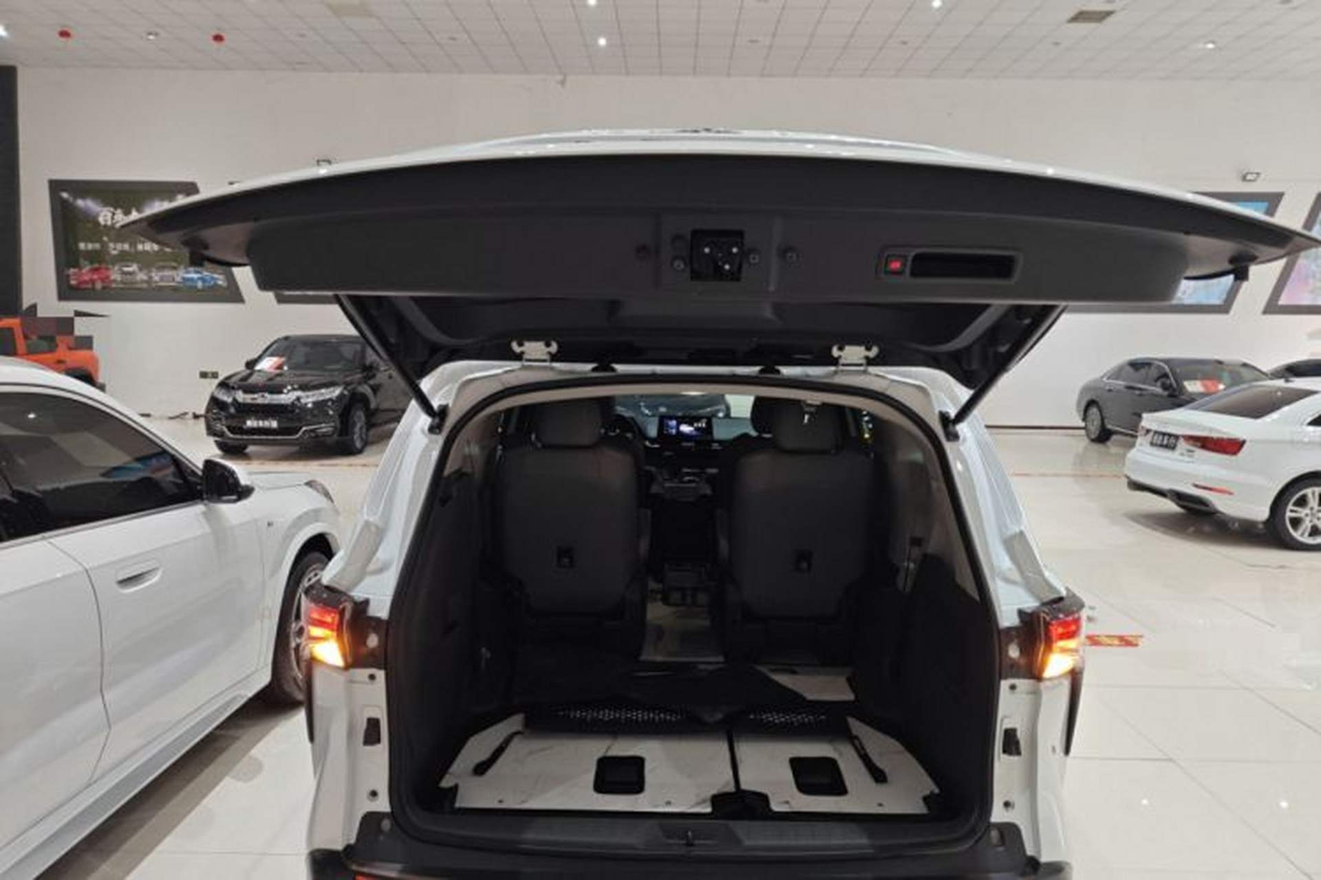 Used Toyota Granvia 2024 2.5L Hybrid Comfort Edition Trunk