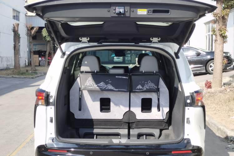 Used Toyota Granvia 2024 2.5L Hybrid Comfort Edition Trunk