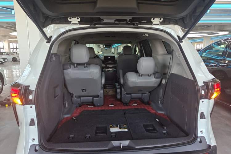 Used Toyota Granvia 2024 2.5L Hybrid Comfort Edition Trunk