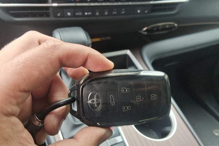 Used Toyota Granvia 2024 2.5L Hybrid Prestige PLUS Four-Wheel Drive Version Vehicle Key