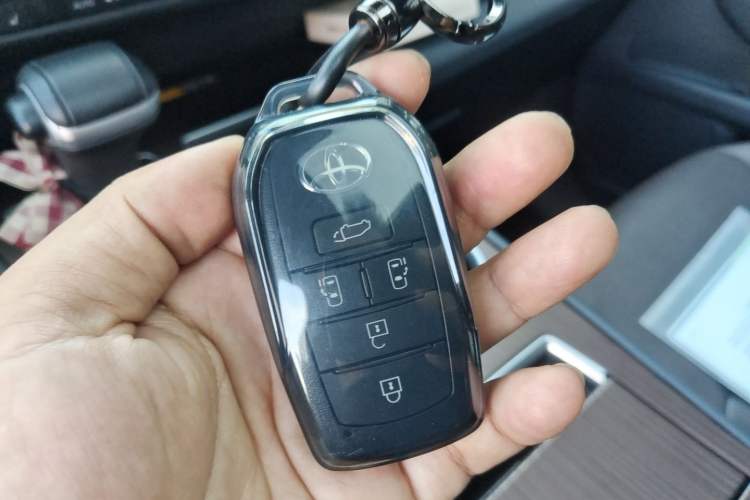 Used Toyota Granvia 2024 2.5L Hybrid Prestige PLUS Four-Wheel Drive Version Vehicle Key
