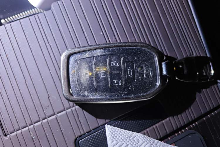 Used Toyota Granvia 2024 2.5L Hybrid Prestige PLUS Four-Wheel Drive Version Vehicle Key