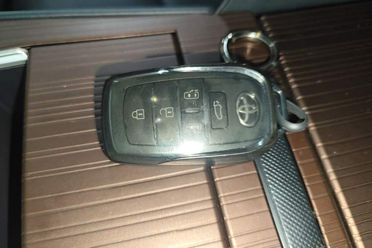 Used Toyota Granvia 2024 2.5L Hybrid Prestige PLUS Four-Wheel Drive Version Vehicle Key