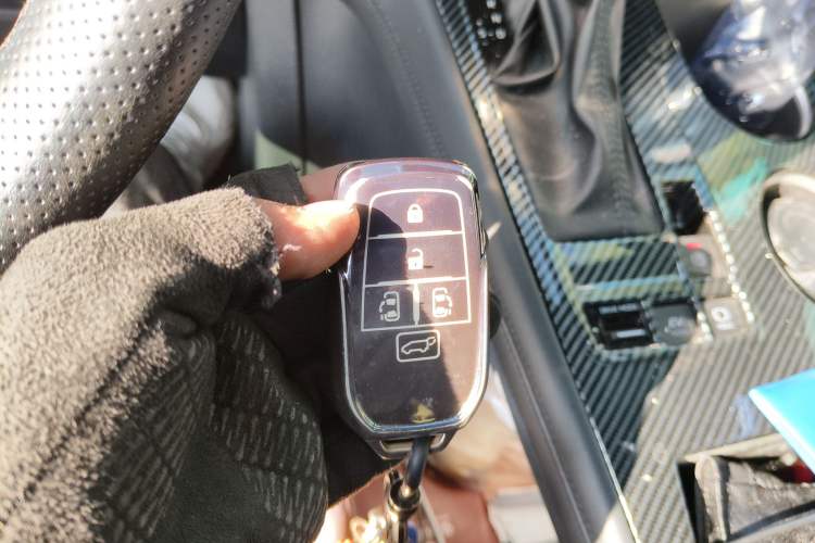Used Toyota Granvia 2024 2.5L Hybrid Prestige PLUS Four-Wheel Drive Version Vehicle Key