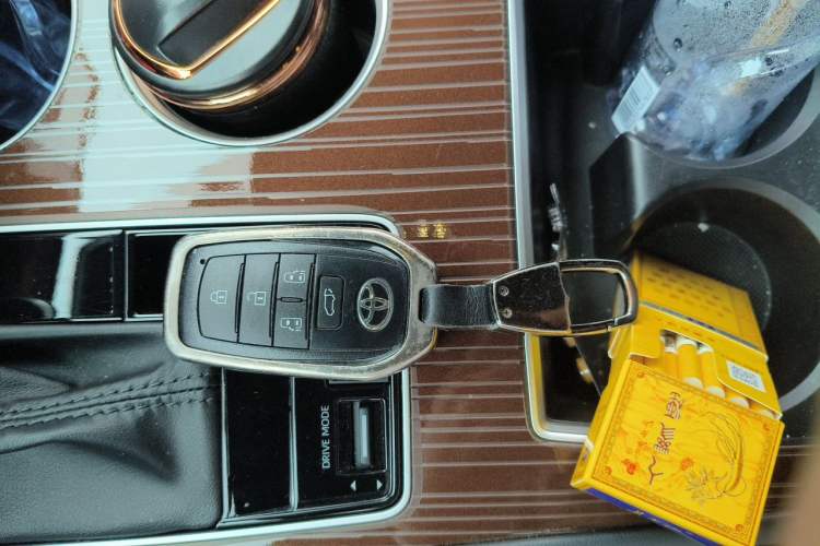 Used Toyota Granvia 2024 2.5L Hybrid Prestige PLUS Four-Wheel Drive Version Vehicle Key