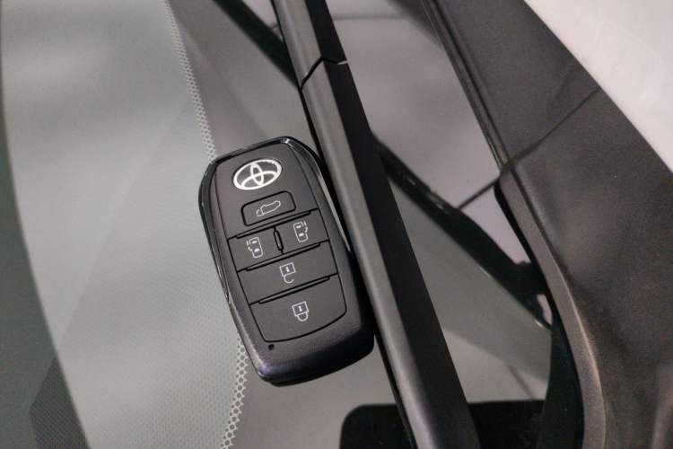 Used Toyota Granvia 2024 2.5L Hybrid Prestige PLUS Four-Wheel Drive Version Vehicle Key