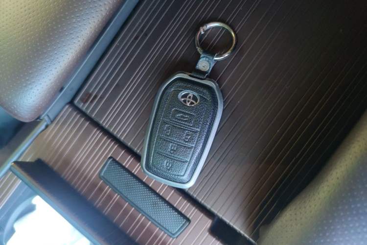 Used Toyota Granvia 2024 2.5L Hybrid Prestige PLUS Four-Wheel Drive Version Vehicle Key