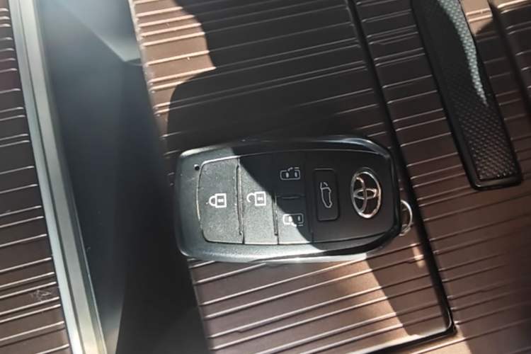 Used Toyota Granvia 2024 2.5L Hybrid Prestige PLUS Edition Vehicle Key