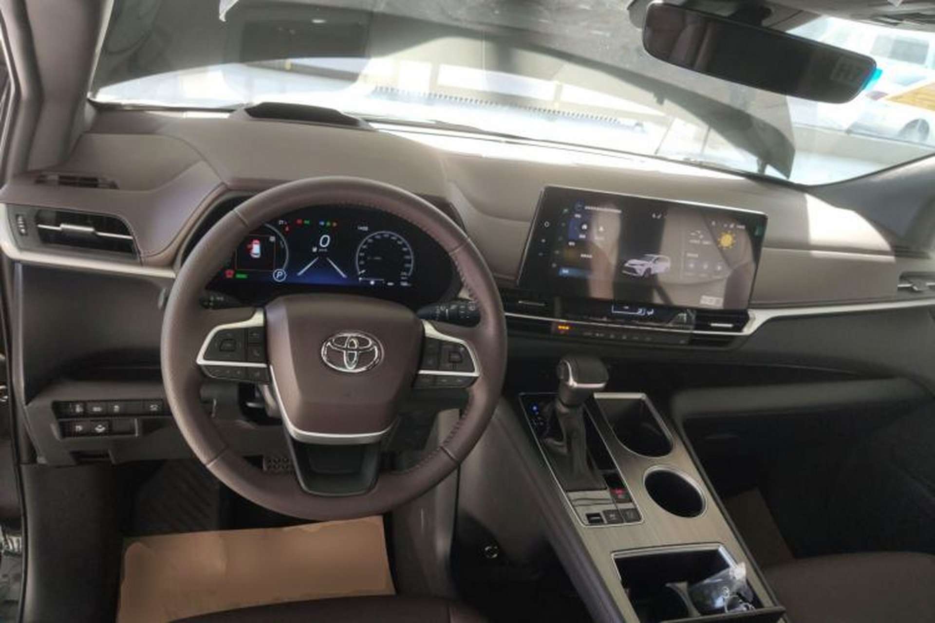 Used Toyota Granvia 2026 Model 2.5L Hybrid Prestige PLUS Four-Wheel Drive Edition Center Console