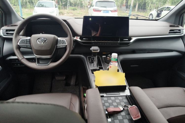 Used Toyota Granvia 2026 Model 2.5L Hybrid Prestige MAX Four-Wheel Drive Edition Center Console