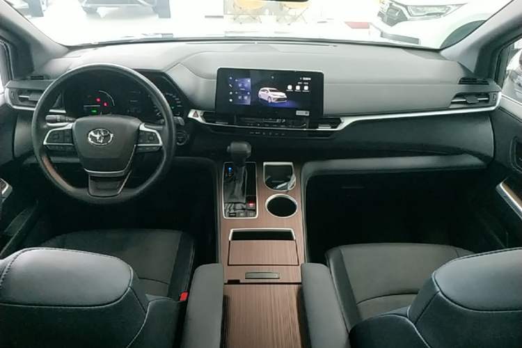 Used Toyota Granvia 2026 Model 2.5L Hybrid Comfort Edition Center Console