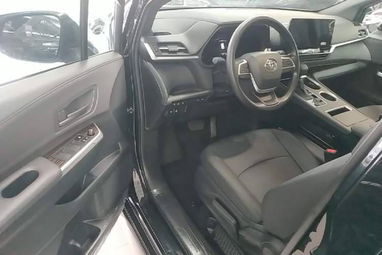 Used Toyota Granvia 2026 Model 2.5L Hybrid Comfort Edition Driver Seat