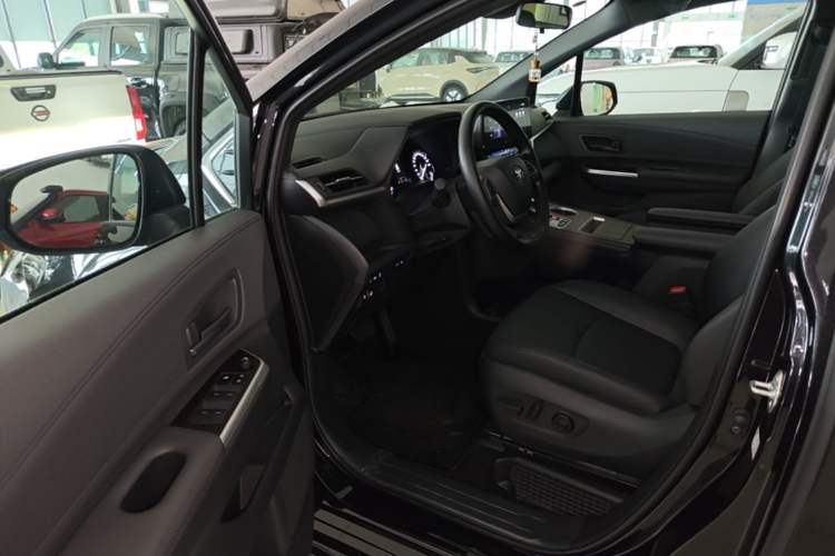 Used Toyota Granvia 2026 Model 2.5L Hybrid Luxury Edition Driver Seat