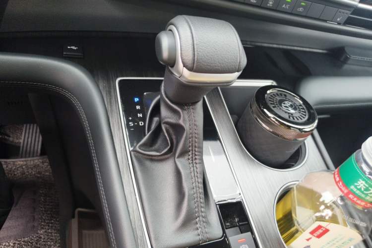 Used Toyota Granvia 2026 Model 2.5L Hybrid Prestige MAX Four-Wheel Drive Edition Gear Lever
