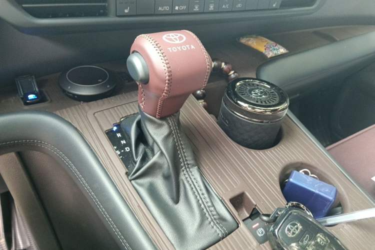 Used Toyota Granvia 2026 Model 2.5L Hybrid Prestige MAX Four-Wheel Drive Edition Gear Lever