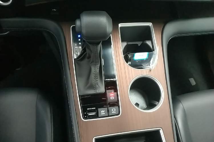 Used Toyota Granvia 2026 Model 2.5L Hybrid Comfort Edition Gear Lever