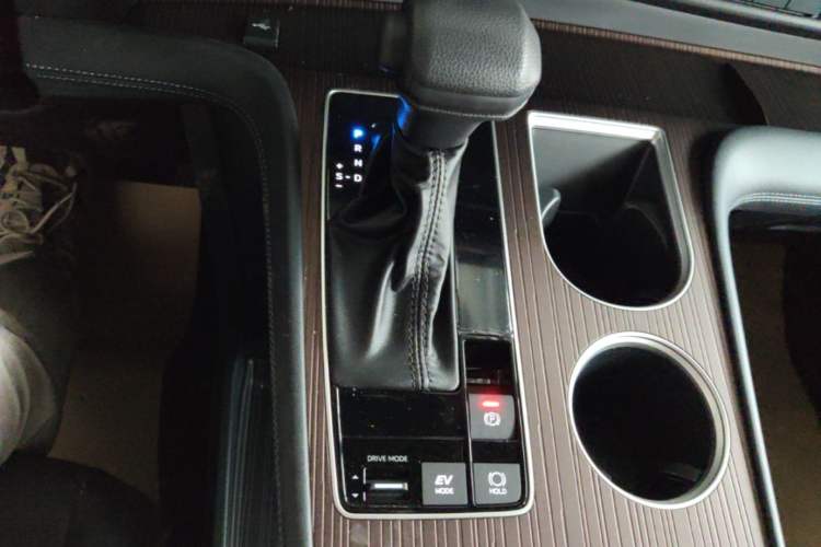Used Toyota Granvia 2026 Model 2.5L Hybrid Comfort Edition Gear Lever