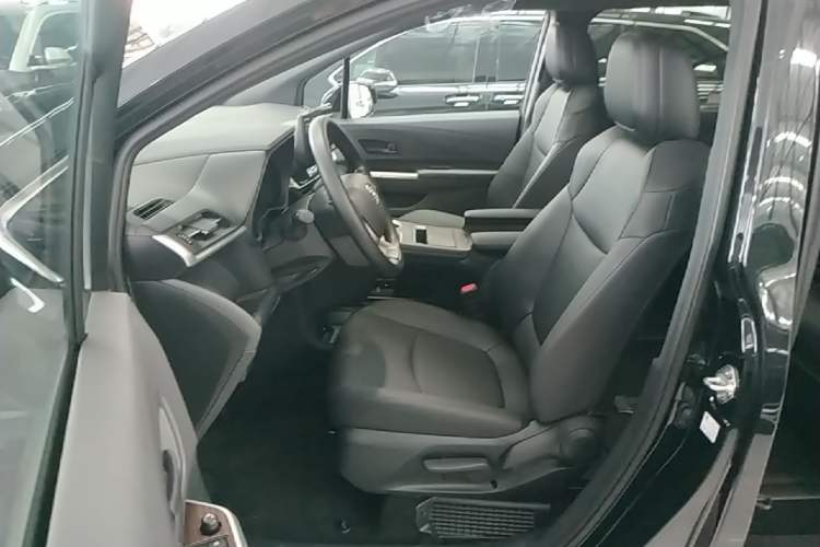 Used Toyota Granvia 2026 Model 2.5L Hybrid Comfort Edition Left Front Seat