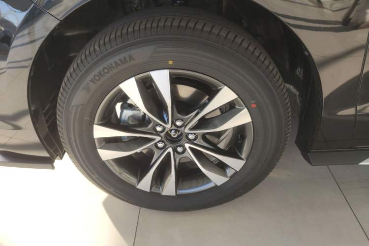 Used Toyota Granvia 2026 Model 2.5L Hybrid Prestige PLUS Four-Wheel Drive Edition Left Front Wheel Hub