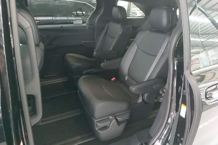 Used Toyota Granvia 2026 Model 2.5L Hybrid Comfort Edition Left Rear Seat
