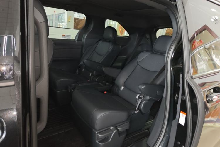Used Toyota Granvia 2026 Model 2.5L Hybrid Luxury Edition Left Rear Seat