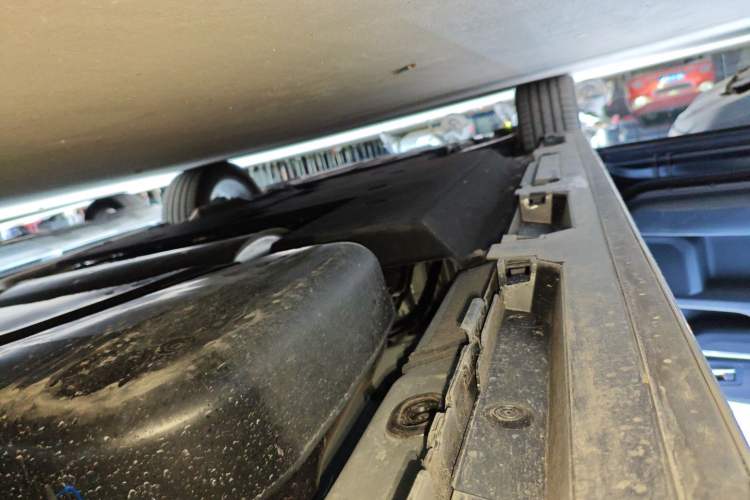 Used Toyota Granvia 2026 Model 2.5L Hybrid Prestige PLUS Edition Left Side Sill