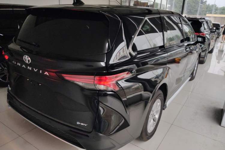 Used Toyota Granvia 2026 Model 2.5L Hybrid Comfort Edition Rear Right 45 Deg