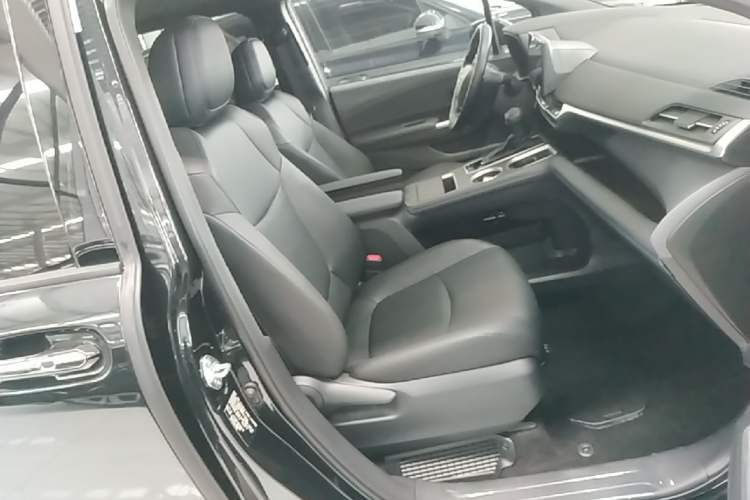 Used Toyota Granvia 2026 Model 2.5L Hybrid Comfort Edition Right Front Seat
