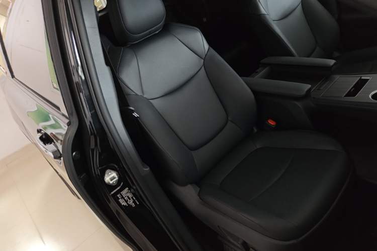 Used Toyota Granvia 2026 Model 2.5L Hybrid Luxury Edition Right Front Seat