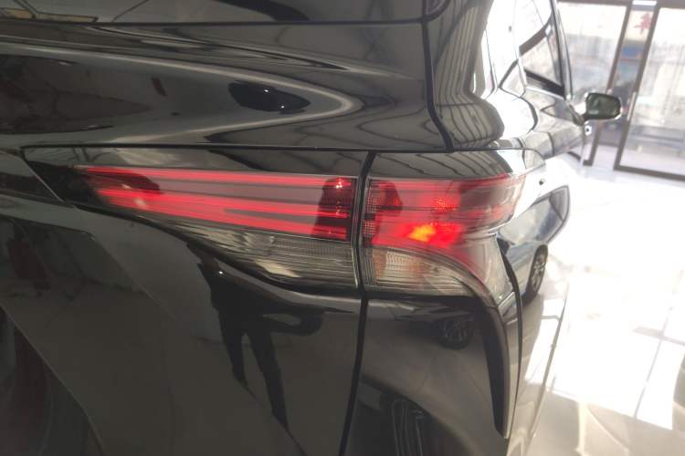 Used Toyota Granvia 2026 Model 2.5L Hybrid Prestige PLUS Four-Wheel Drive Edition Right Rear Taillight