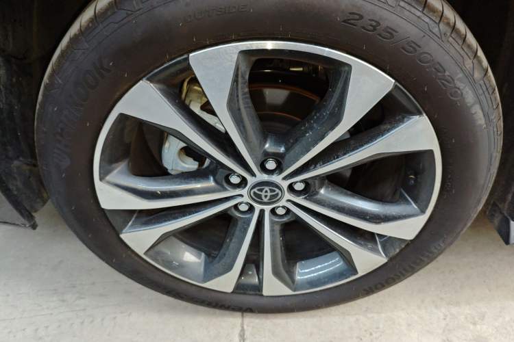 Used Toyota Granvia 2026 Model 2.5L Hybrid Prestige PLUS Edition Right Rear Wheel Hub