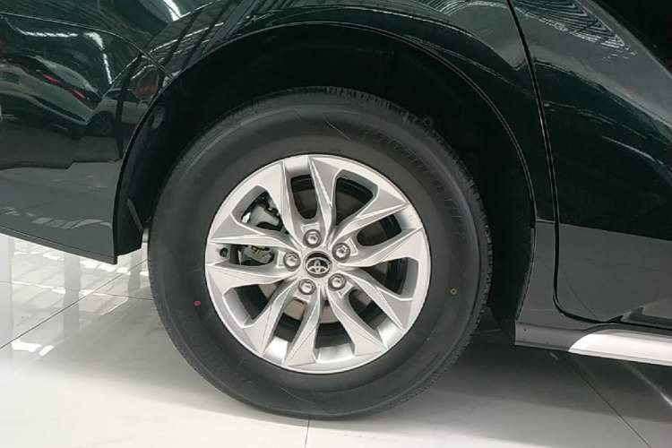Used Toyota Granvia 2026 Model 2.5L Hybrid Comfort Edition Right Rear Wheel Hub