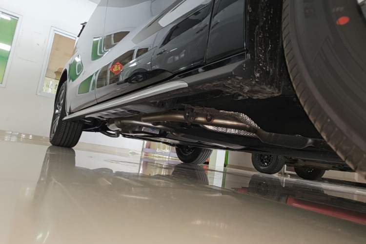 Used Toyota Granvia 2026 Model 2.5L Hybrid Luxury Edition Right Side Sill