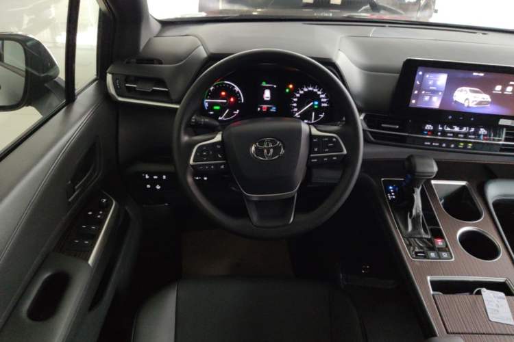 Used Toyota Granvia 2026 Model 2.5L Hybrid Comfort Edition Steering Wheel
