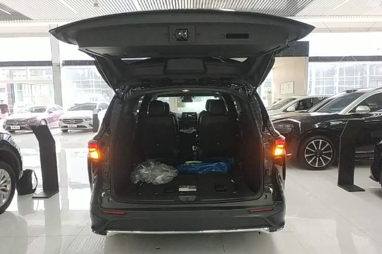 Used Toyota Granvia 2026 Model 2.5L Hybrid Comfort Edition Trunk