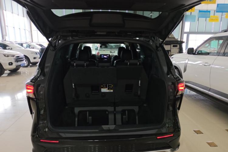 Used Toyota Granvia 2026 Model 2.5L Hybrid Luxury Edition Trunk