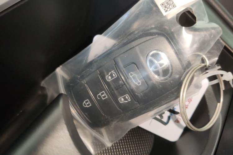 Used Toyota Granvia 2026 Model 2.5L Hybrid Prestige PLUS Four-Wheel Drive Edition Vehicle Key